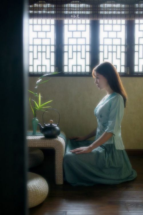 “快艇冲浪：东三叉湖赛场成为极速竞速的最佳舞台”